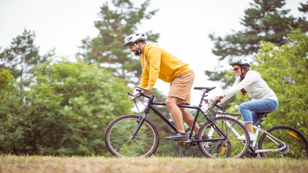 Couple-cycling-through-the-countryside